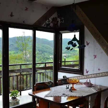 адиарт Къща за гости